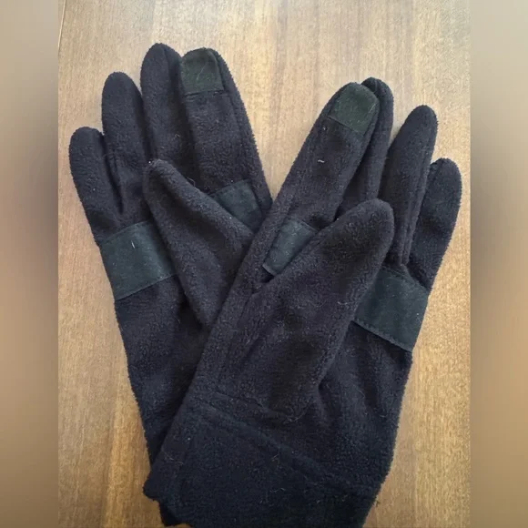 Timberland Black Fleece Gloves with touchscreen friendly fingertips 👏👏 - Picture 2 of 5